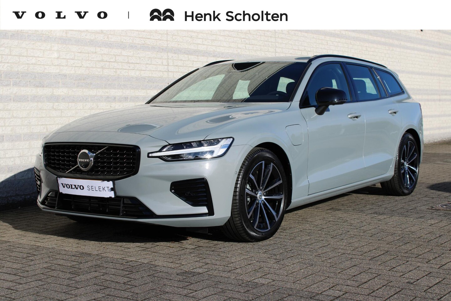 Volvo V60 - 2.0 T6 Plug-in hybrid AWD Plus Dark | Trekhaak | Visual Park Assist | Open Grid | Voorruit - AutoWereld.nl