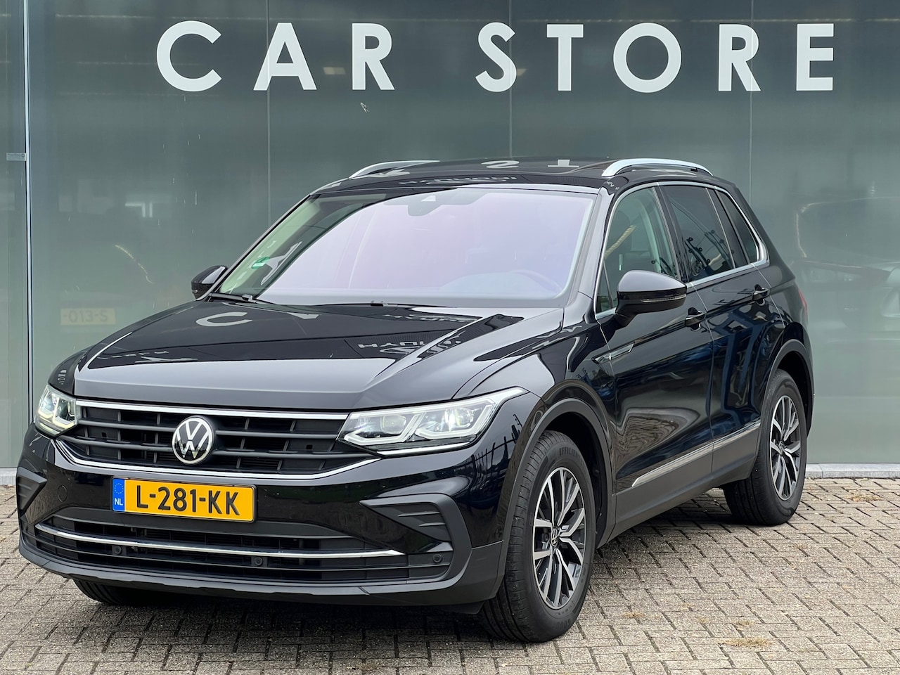 Volkswagen Tiguan - 1.5 TSI Life Business PANO TREKHAAK NL AUTO - AutoWereld.nl