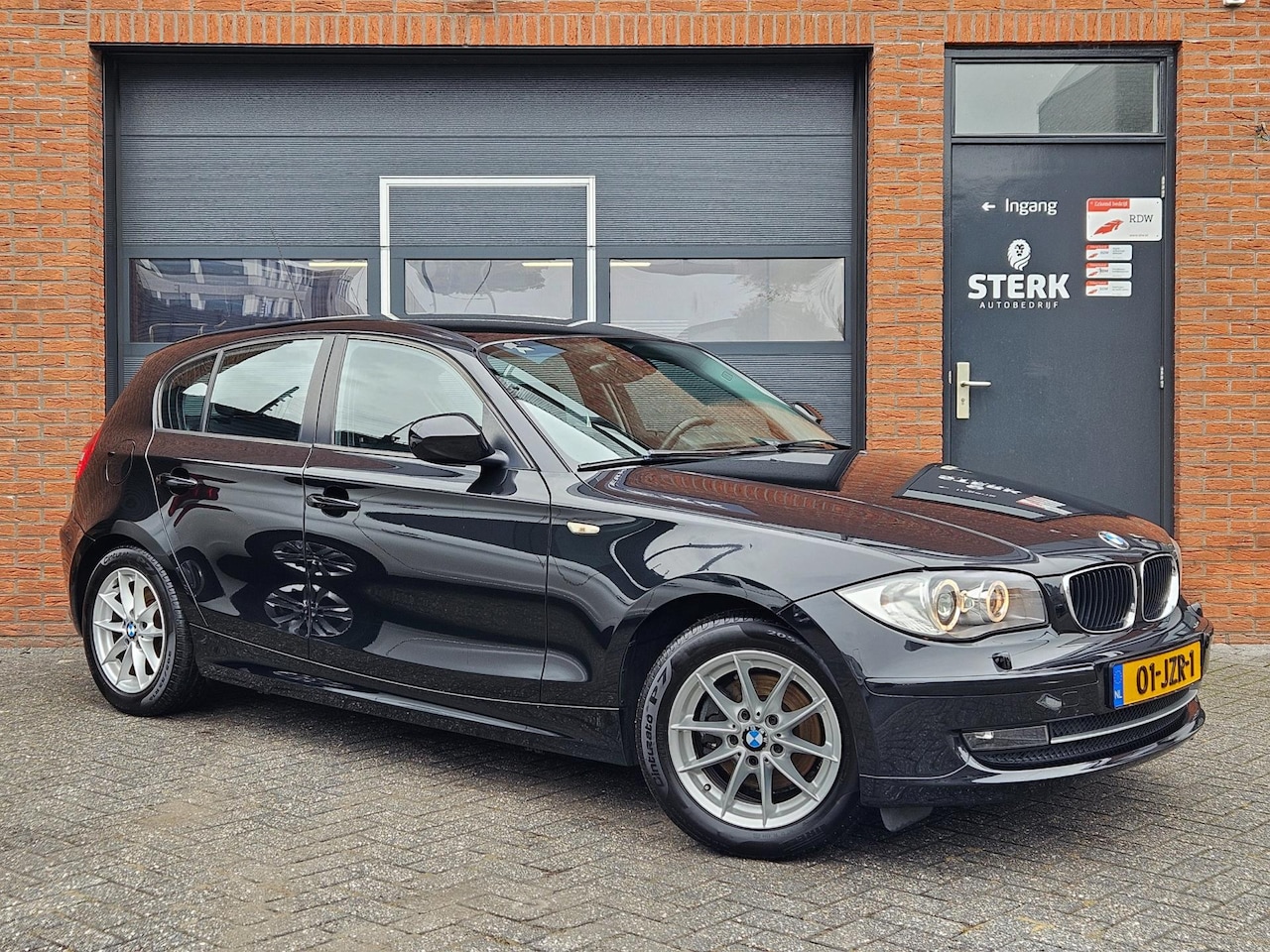 BMW 1-serie - 118i Business Line Xenon Navi Trekhaak 16" - AutoWereld.nl