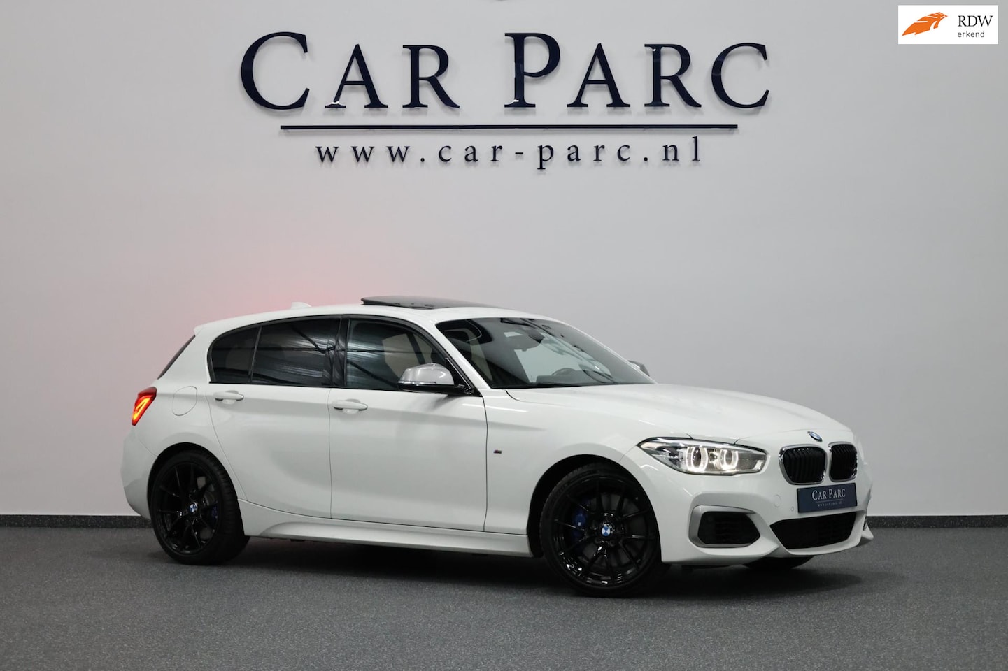 BMW 1-serie - M140i xDrive LED/SCHUIFDAK/HARMAN/LEER+S.VERWARMING/19" LMV/CAM/CRUISE/ECC/12 MND GARANTIE - AutoWereld.nl