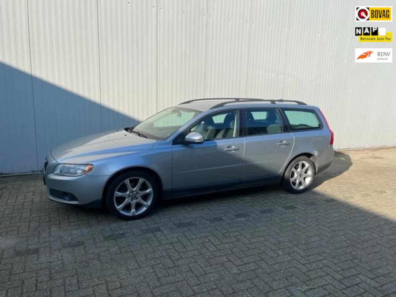 Volvo V70 - 2.0D Kinetic 2.0D Kinetic, '08, airco, cruise, trekhaak, lm velgen ! - AutoWereld.nl
