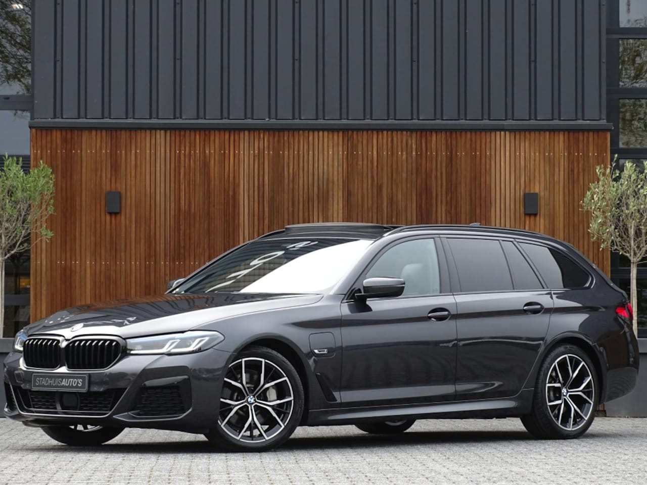 BMW 5-serie Touring - 530e 292PK X-drive / M-Sport / Laser / 2022 / Pano / Head-Up - AutoWereld.nl