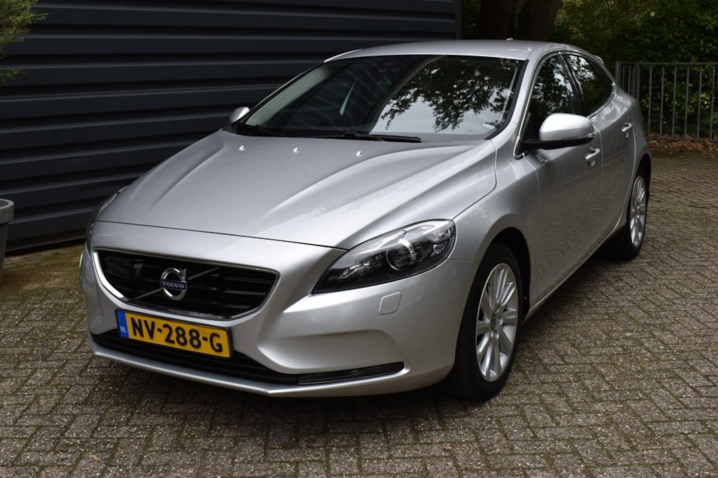 Volvo V40 - VOLVO V40 2.0 D3!!! MOMENTUM!!! 11.894 EURO!!! - AutoWereld.nl