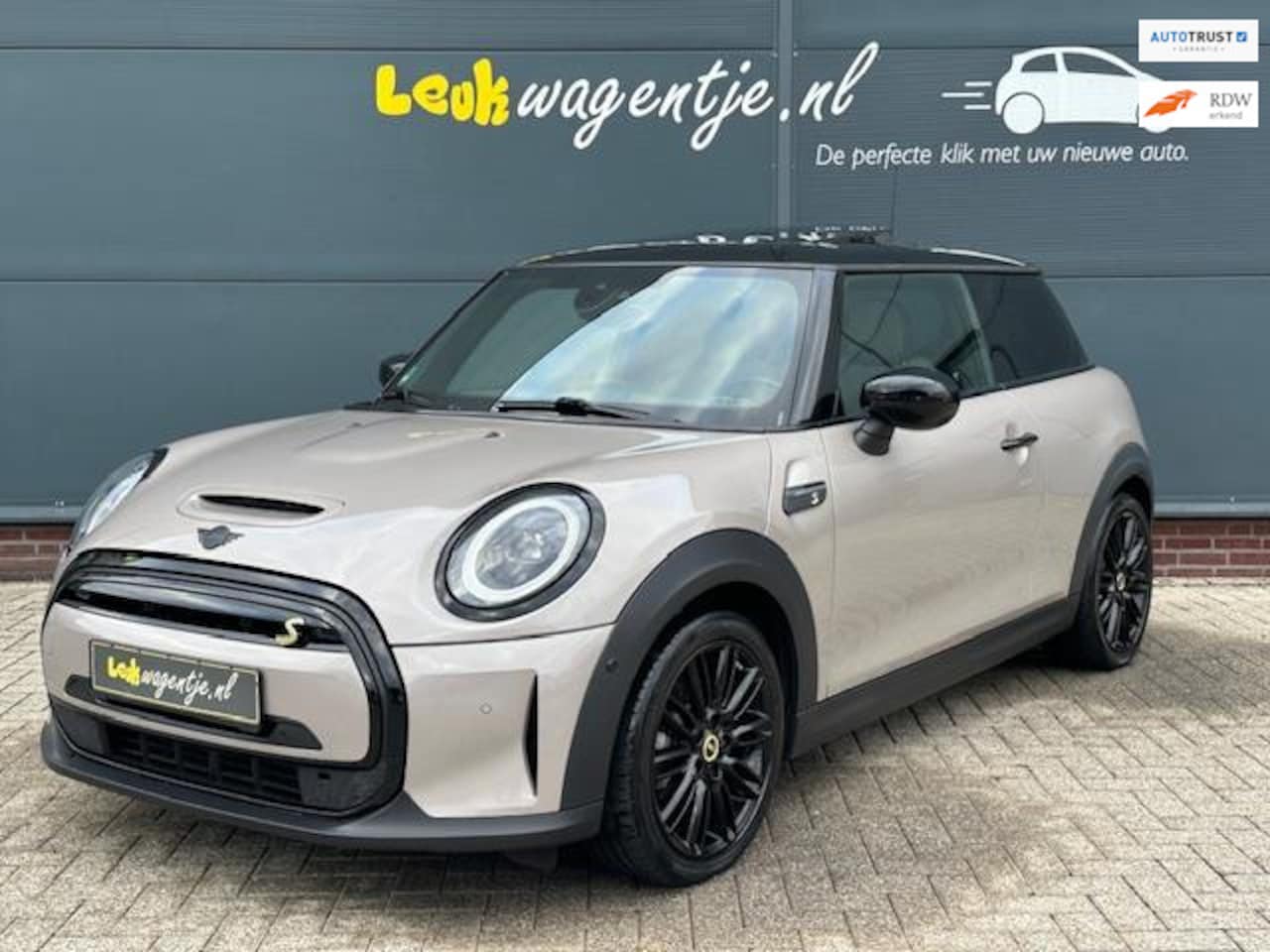 MINI Mini-Electric - Cooper SE 33 kWh *panorama *rooftop grey - AutoWereld.nl