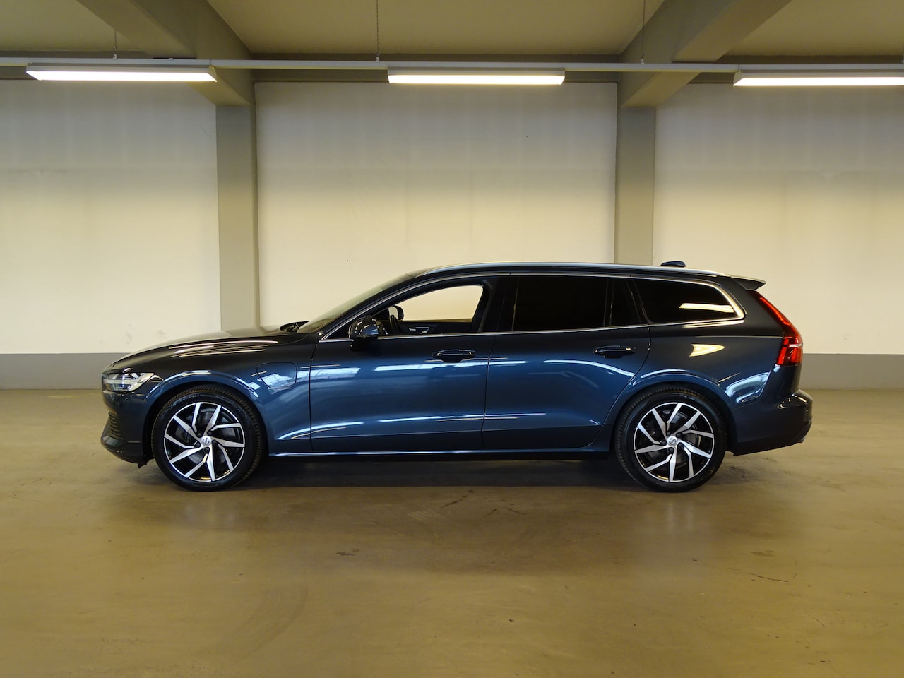 Volvo V60 - 2.0 T8 Twin Engine AWD Inscription | Trekhaak | Stuurverwarming - AutoWereld.nl