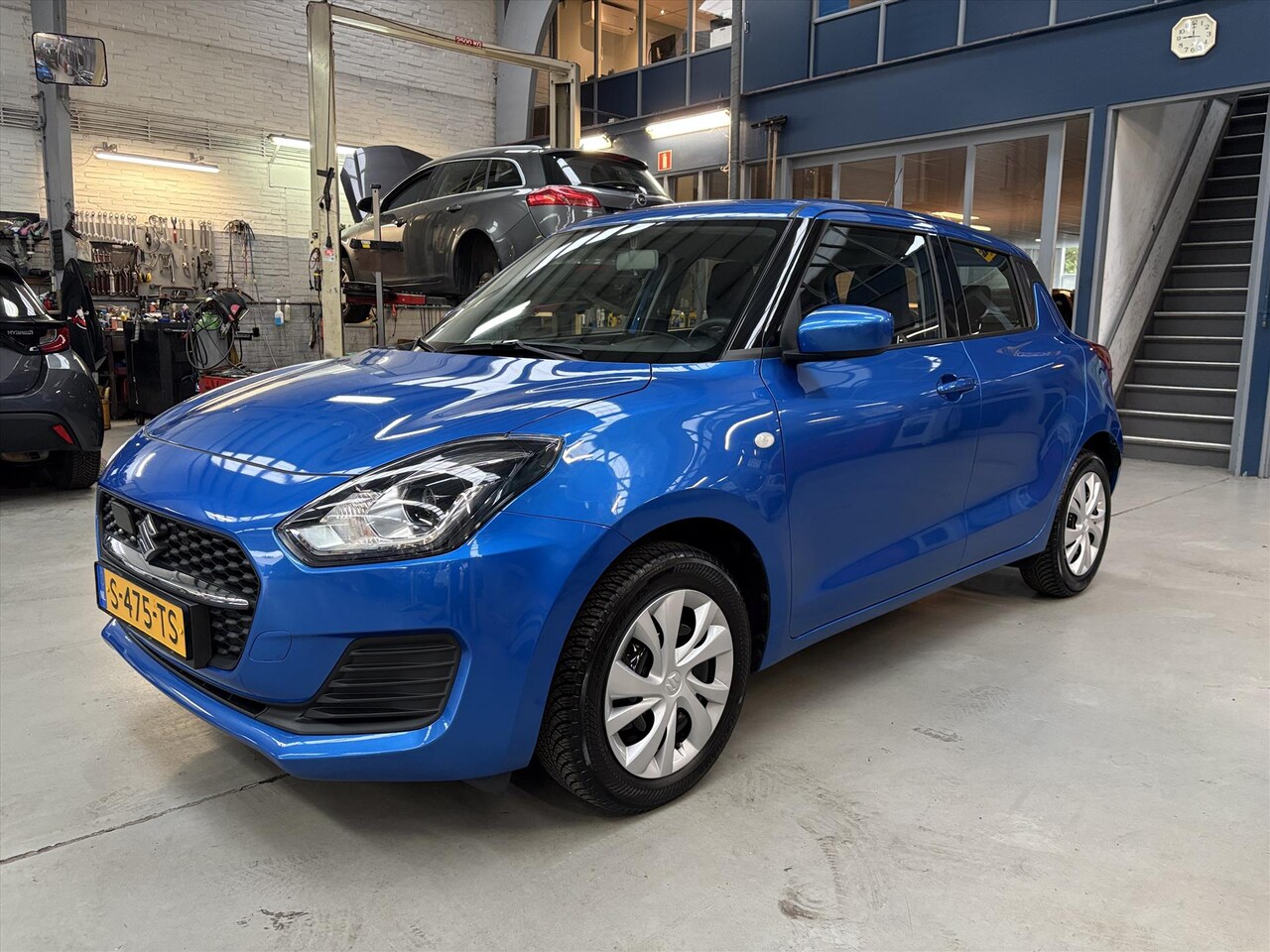 Suzuki Swift - 1.2 DualJet 83pk Smart Hybrid Comfort | Airco | Adapt. cruise control Bluetooth | LED | Al - AutoWereld.nl