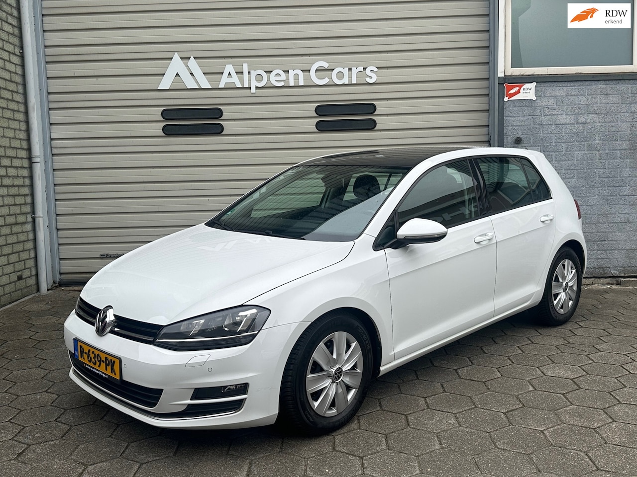 Volkswagen Golf - 1.4 TSI Highline PANO / Cruise controle / NAVI / Trekhaak / APK 09-2026 - AutoWereld.nl