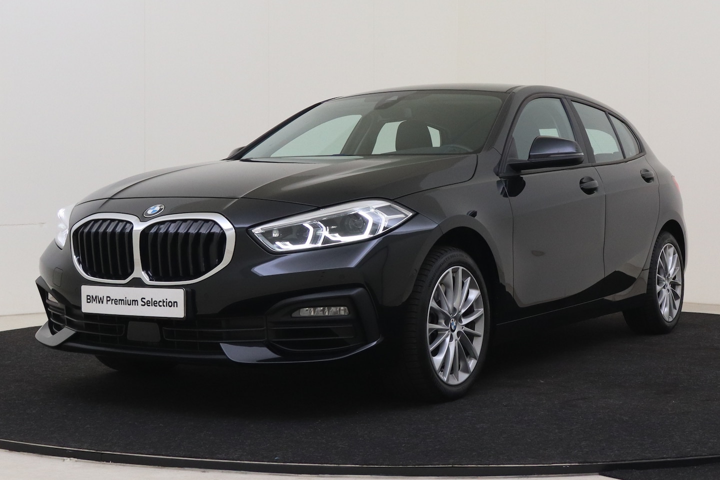 BMW 1-serie - 120i Automaat / Adaptieve LED / PDC voor + achter / Live Cockpit Professional / Airconditi - AutoWereld.nl