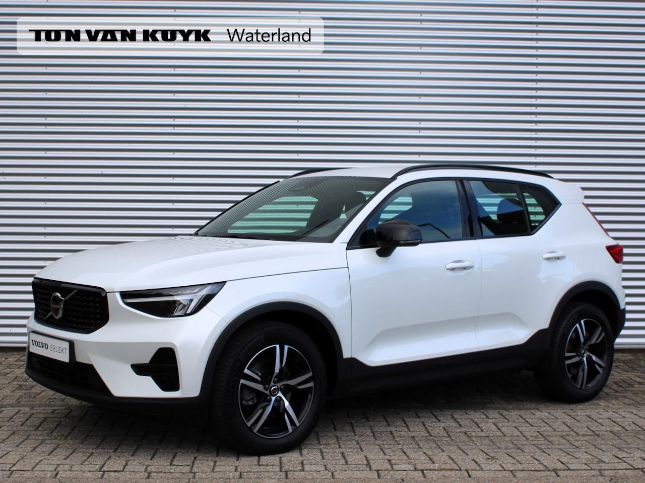 Volvo XC40 - 2.0 B4 Plus Dark Automaat / Trekhaak / Verwarm voorruit / Elektr.verst.voorstoelen / Googl - AutoWereld.nl