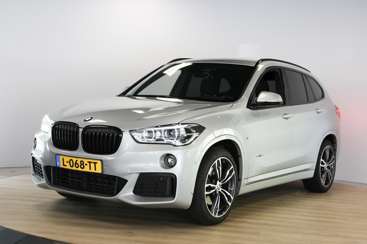 BMW X1 - xDrive20i High Executive | M-Sport | Cruise | PDC - AutoWereld.nl