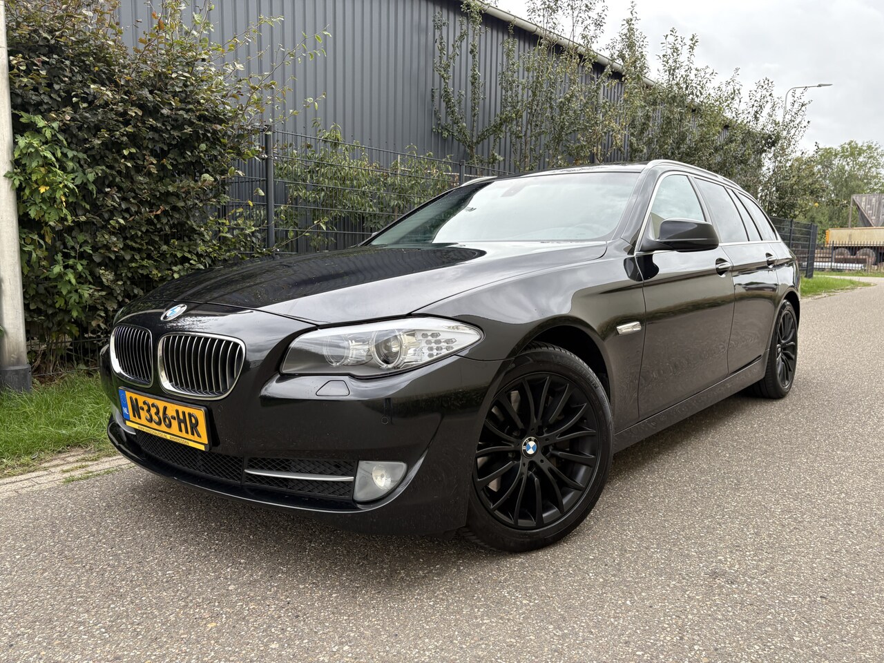 BMW 5-serie Touring - 535i High Executive / AUTOMAAT / PANORAMADAK / NAVI / CRUISE / LEER - AutoWereld.nl