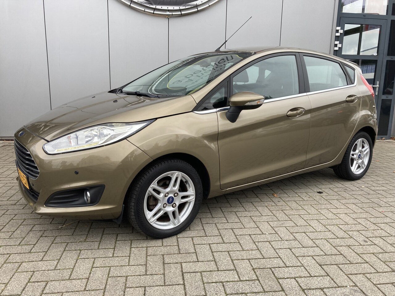Ford Fiesta - 1.0 Titanium In nieuwstaat! ! | Automaat | Leer | Cruise | Stoel verwarming | Navigatie | - AutoWereld.nl