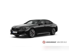 BMW 5-serie - 550e xDrive M-Sport Pro | Panorama | B&W | Driving Ass. + | Trekhaak | 360 Camera | Stoel/