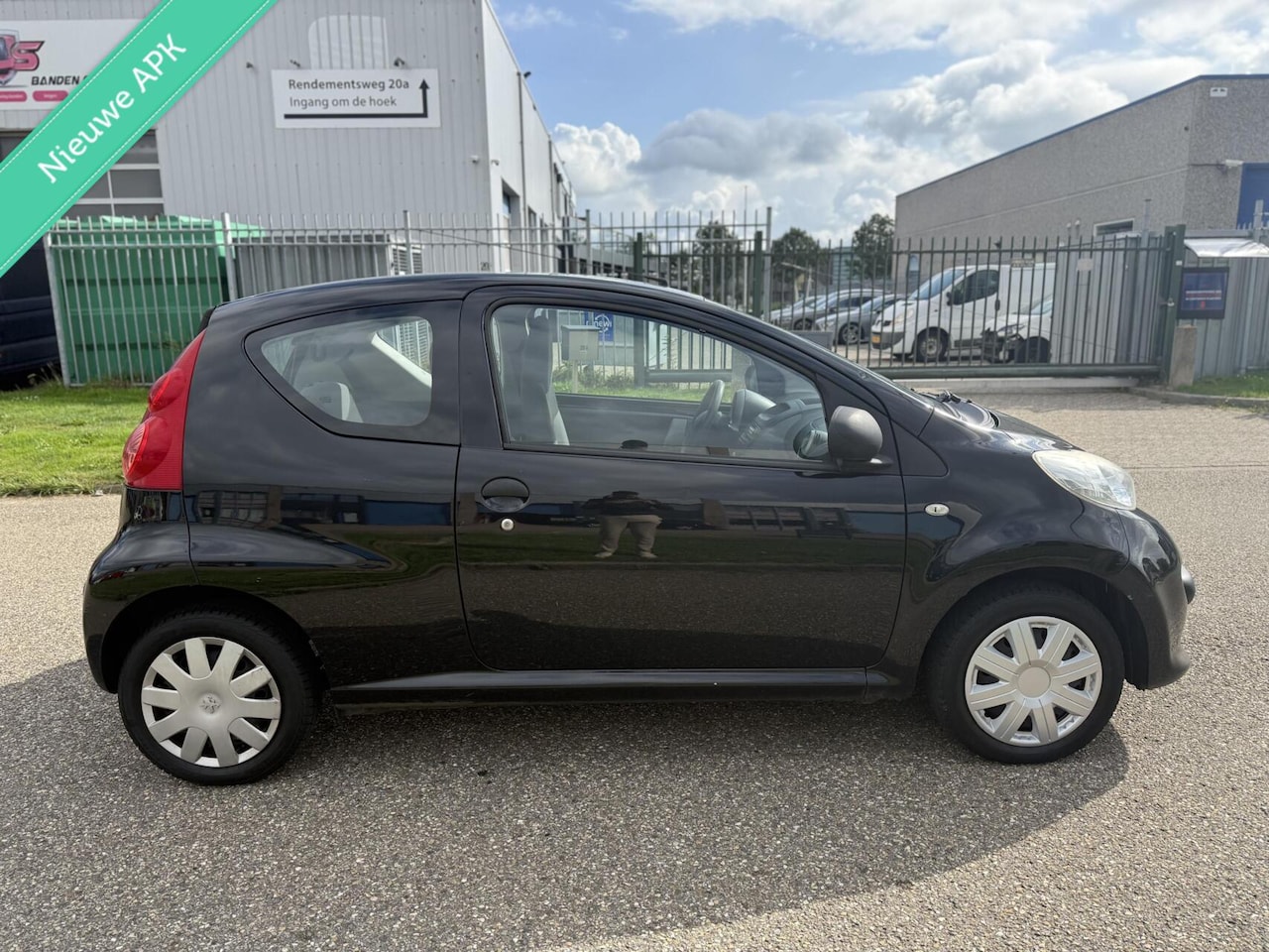 Peugeot 107 - 1.0-12V NIEUWE KOPPELING EN APK 2 sleutels - AutoWereld.nl