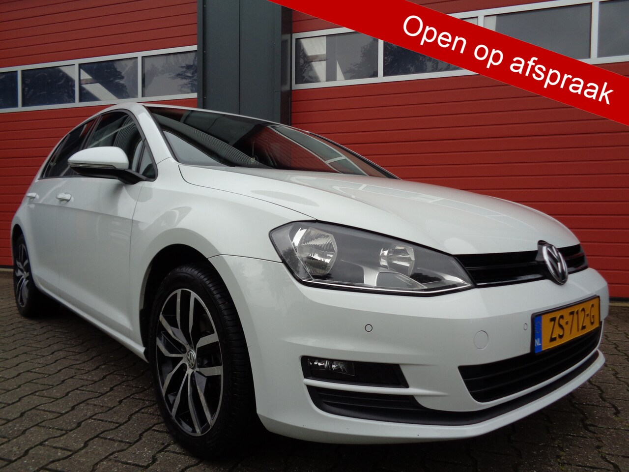 Volkswagen Golf - 1.6 TDI Connected Series 110PK Clima Cruise Navi Trekhaak - AutoWereld.nl