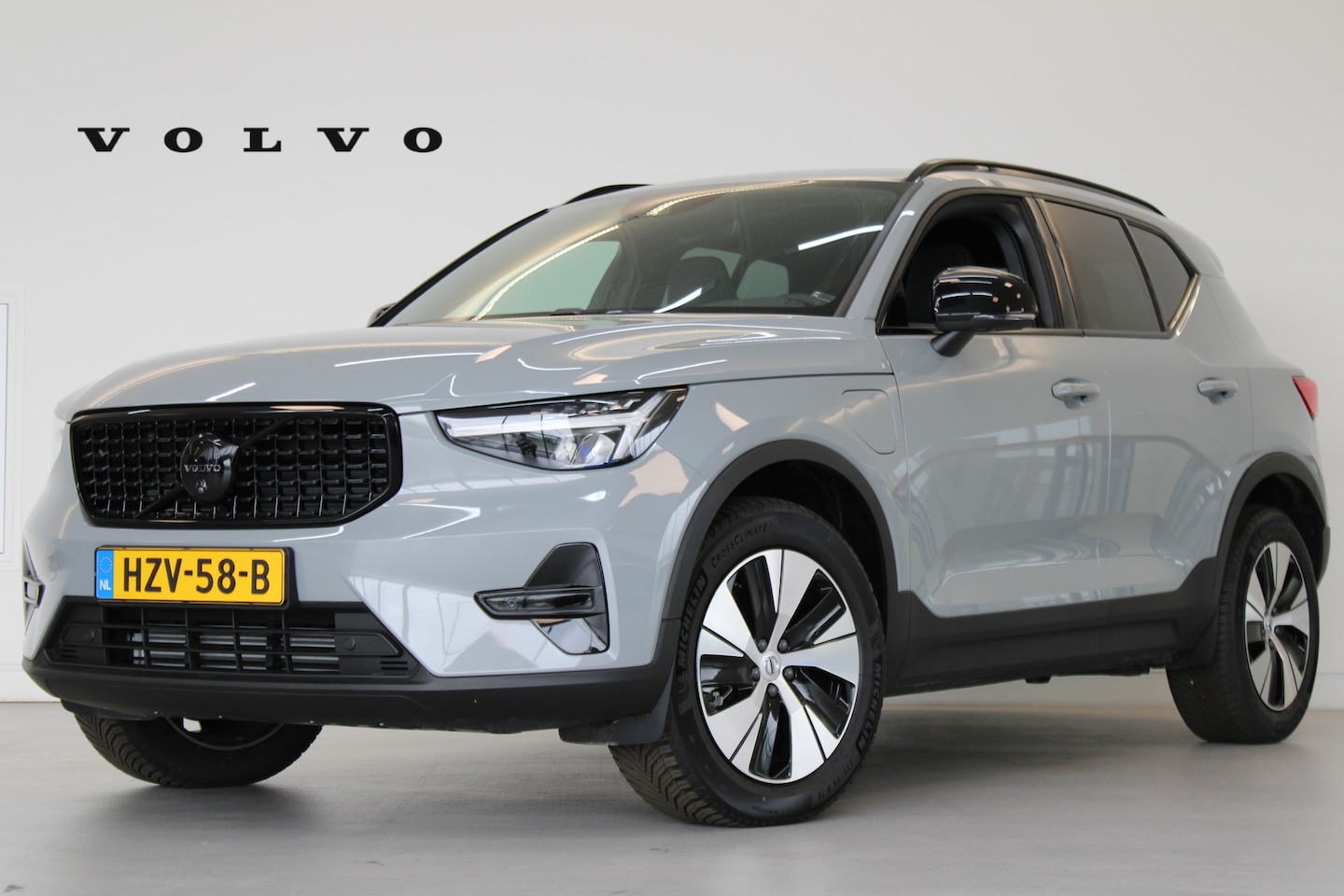 Volvo XC40 - T4 211PK Plus Dark Black Pack | Voorruit verwarming | Trekhaak | PDC + 360 Camera | Adapti - AutoWereld.nl