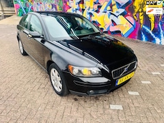 Volvo S40 - 1.8 vol leer airco trekhaak mooie auto navigatie elektrische ramen en spiegels 2 sleutels