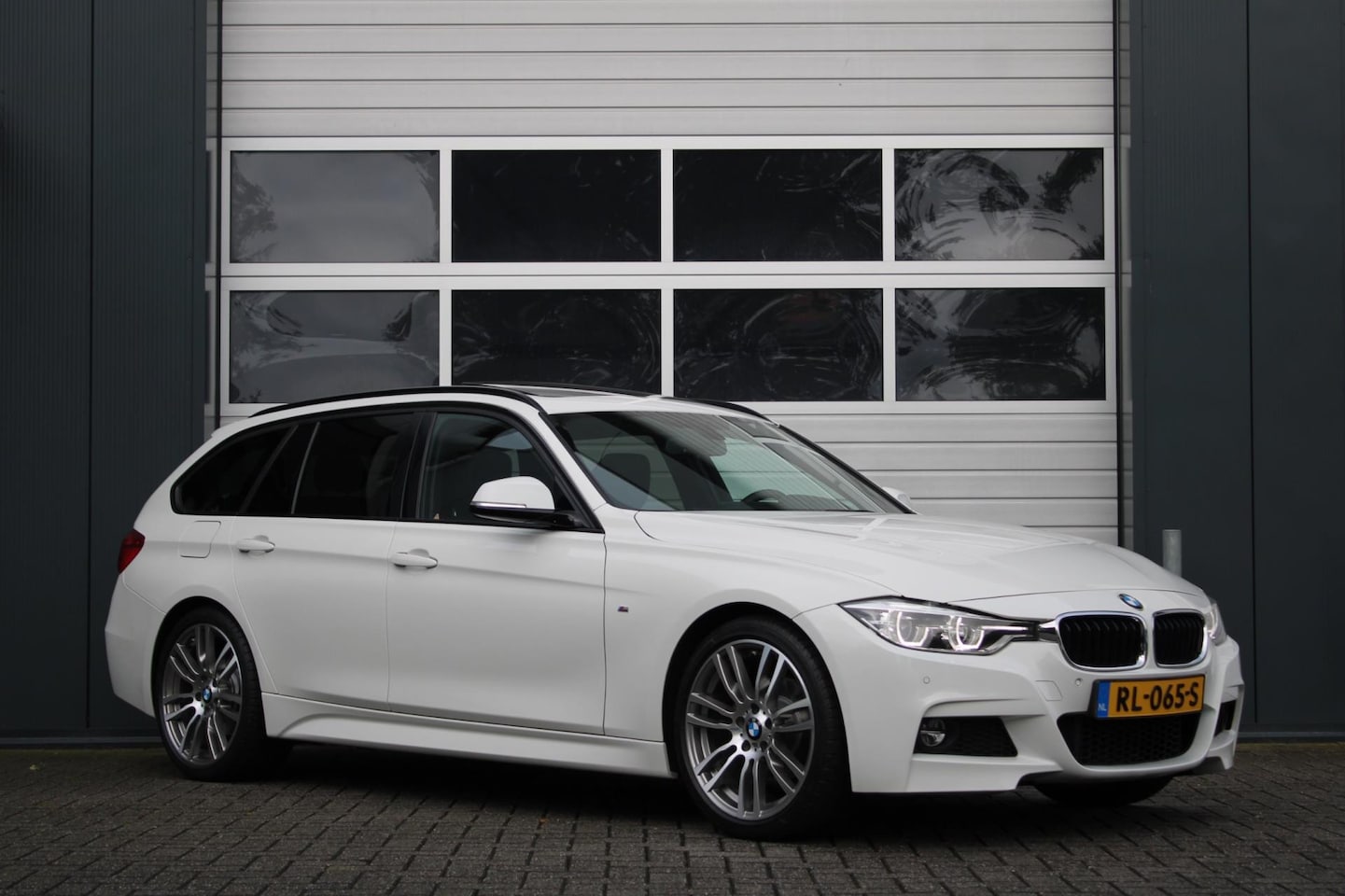 BMW 3-serie Touring - 320i Corporate Lease High Executive 184pk M-Sport Panodak/Stoelverwarming/PDC/LederMemory/ - AutoWereld.nl