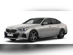 BMW 5-serie - 520i M-Sport HeadUp H/K Pano Driving Pro Trekhaak Stoelventilatie
