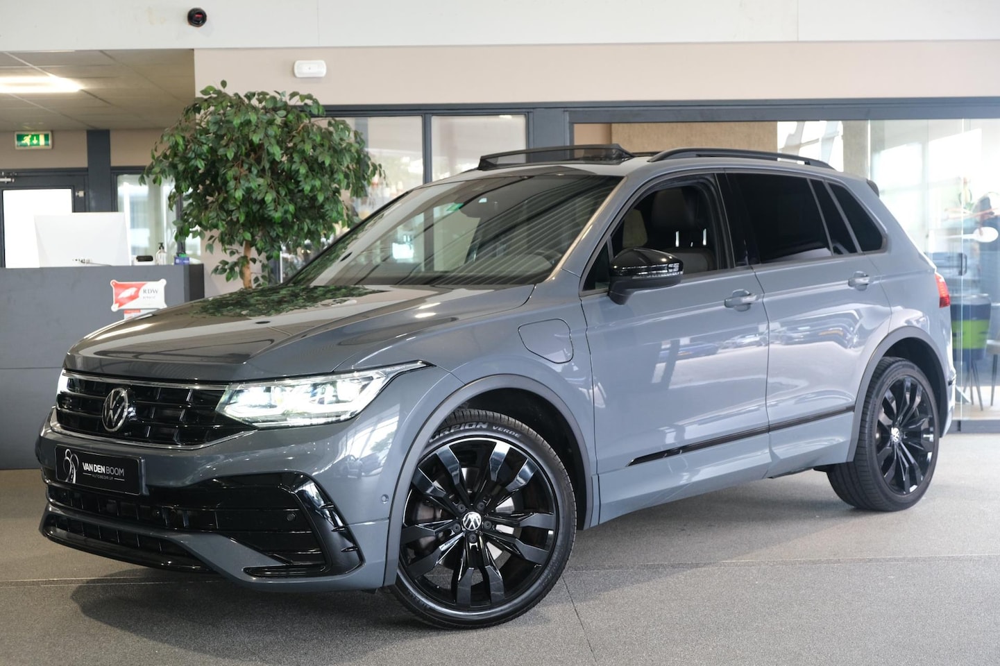 Volkswagen Tiguan - 1.4 TSI eHybrid 2x R-Line Pano Trekhaak Cam ACC - AutoWereld.nl