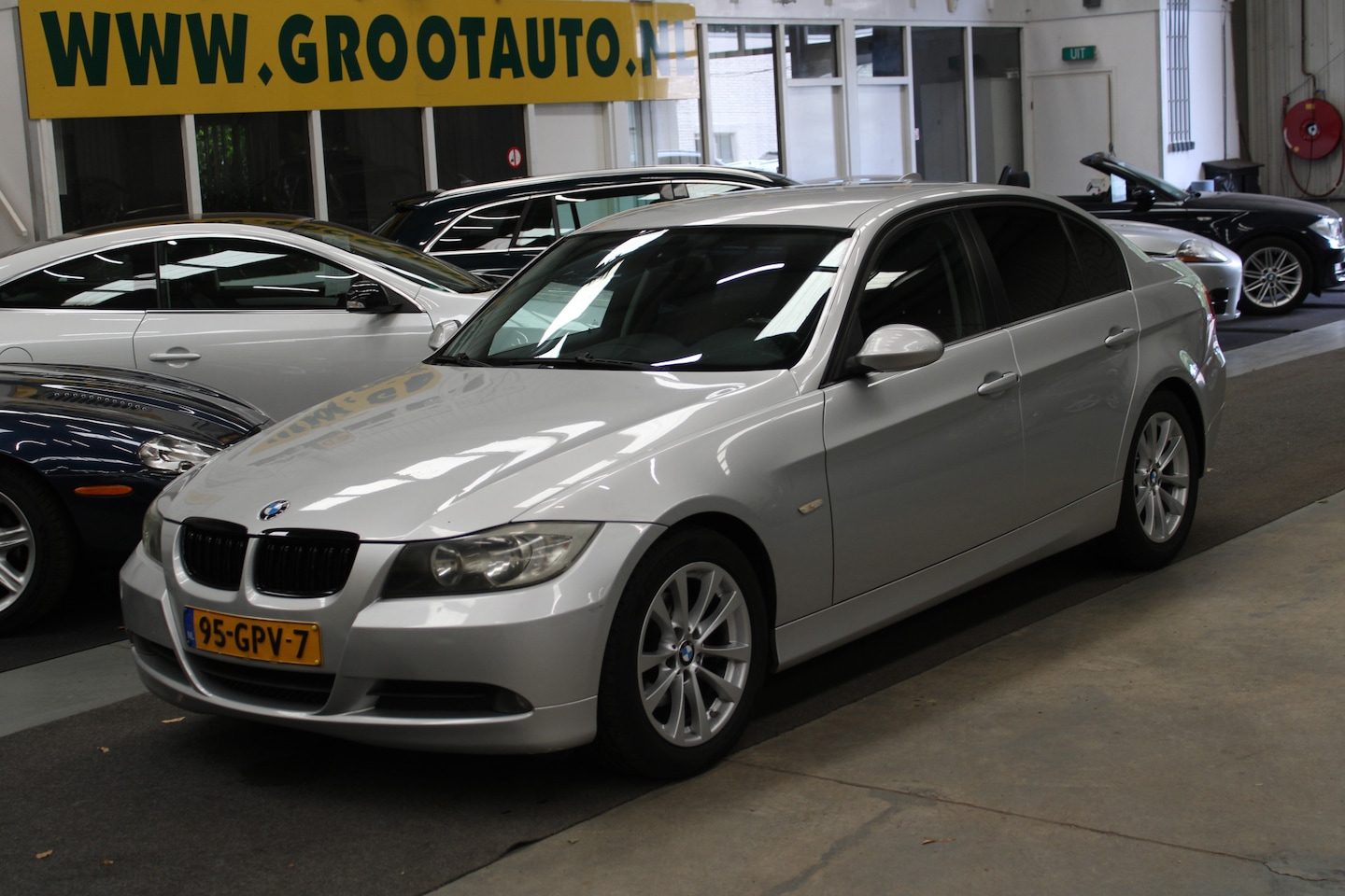 BMW 3-serie - 320i Business Line Automaat Airco, Cruise Control, PDC, Stuurbekrachtiging - AutoWereld.nl