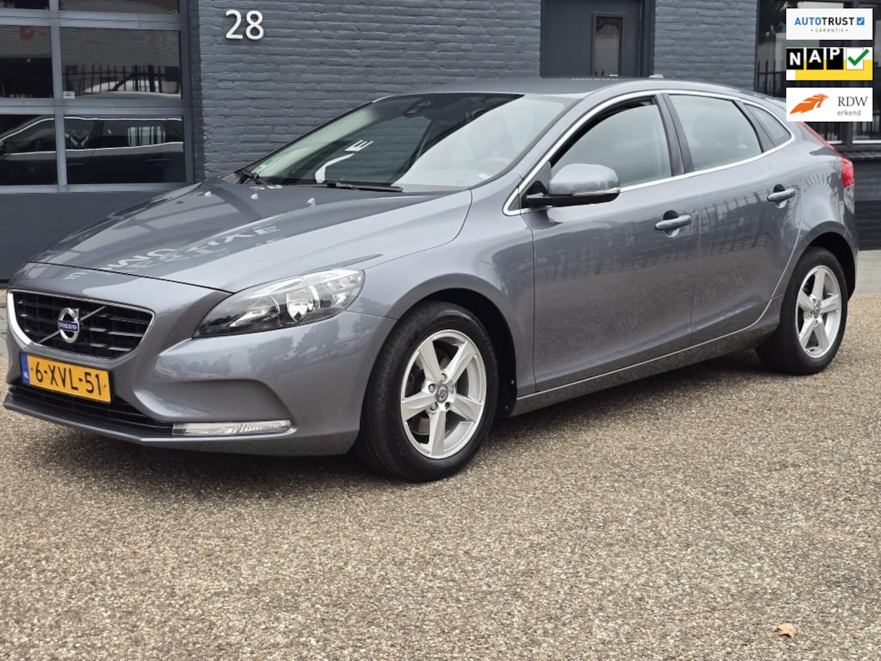 Volvo V40 - 1.6 T4 180pk Momentum NED AUTO DEALER ONDERHOUDEN AUTOMAAT - AutoWereld.nl