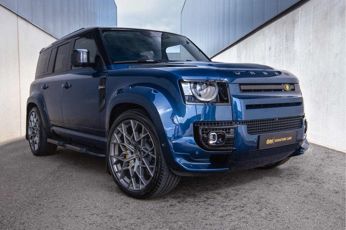 Land Rover Defender 110 - 2.0 P300e 110 X-Dynamic HSE Urban Wide Track Ferrari Blue Swaters Paint & Full Custom Inte - AutoWereld.nl