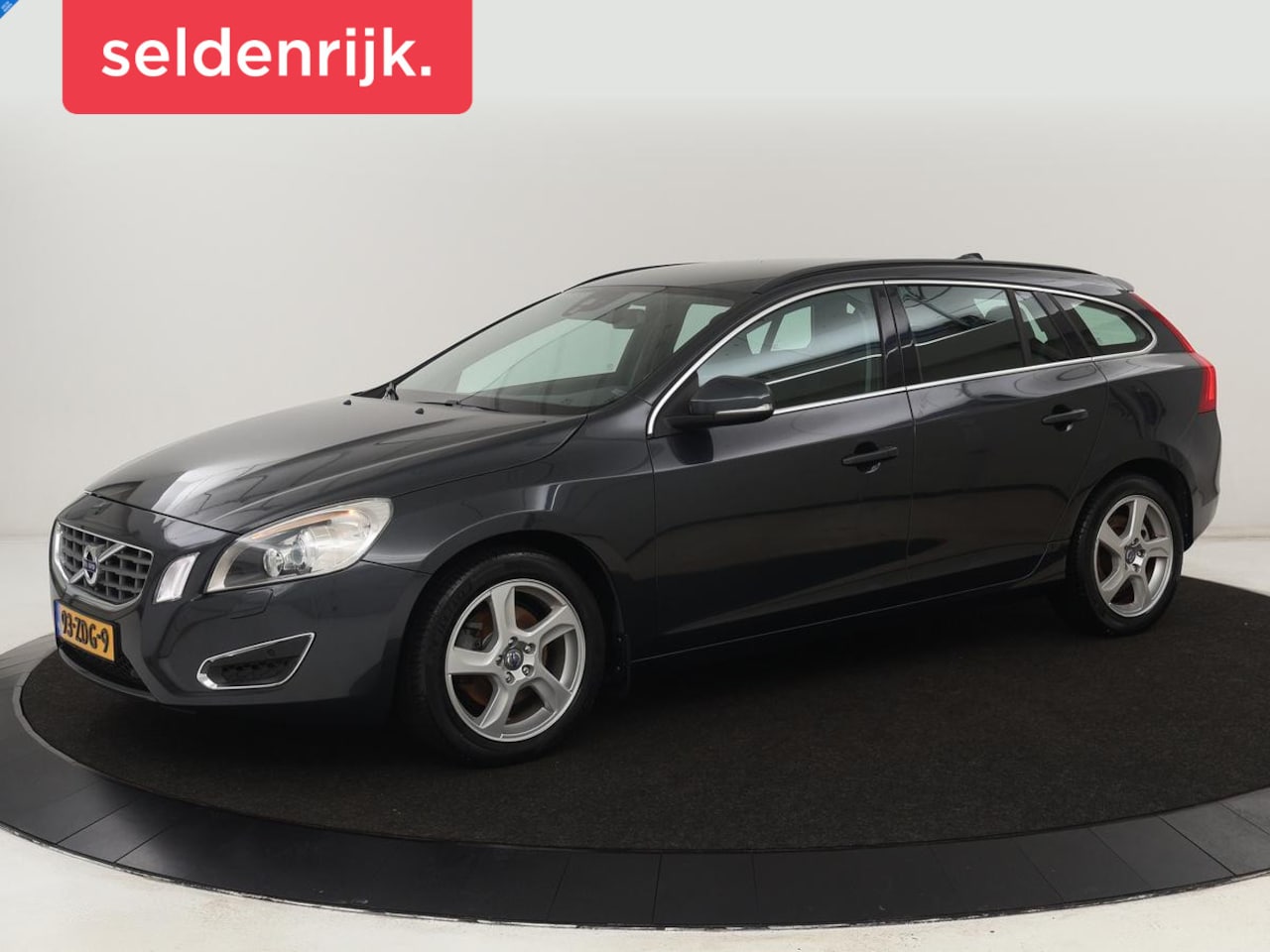 Volvo V60 - 1.6 T3 Momentum | Trekhaak | Stoelverwarming | Xenon | Climate control | Parkeerhulp | Hal - AutoWereld.nl