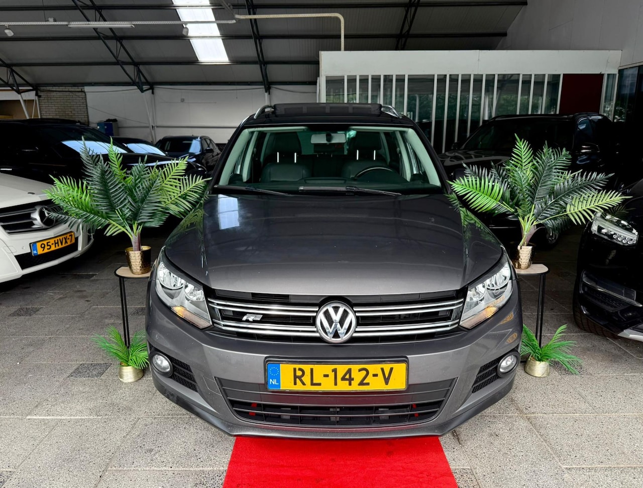 Volkswagen Tiguan - 2.0 TSI DSG 4M R-LINE PANO FULL! 2015 - AutoWereld.nl