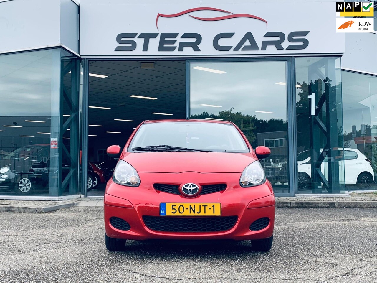 Toyota Aygo - 1.0-12V Aspiration Red 1.0-12V Aspiration Red, Airco, 5 Deurs, NAP, Nieuw APK - AutoWereld.nl