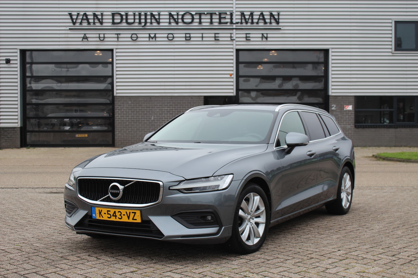 Volvo V60 - 2.0 B3 Business Pro / Carplay / Camera / N.A.P. - AutoWereld.nl