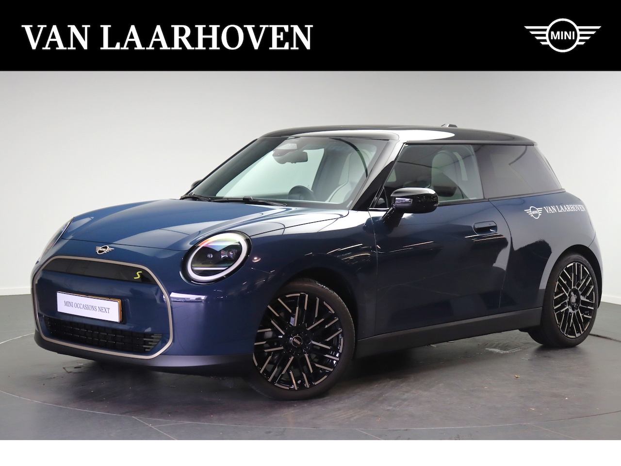 MINI Mini-Electric - Hatchback Cooper SE / Favoured / Pakket M / 18" Night Flash Spoke 2-tone - AutoWereld.nl