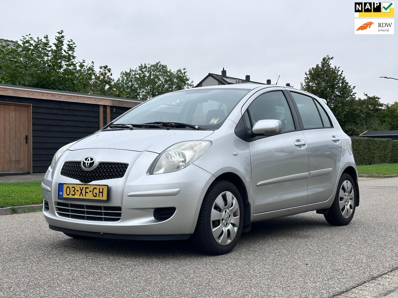 Toyota Yaris - 1.3 VVTi Sol 5DR*Airco*NAP*Trekhaak*Dealer onderhouden*30-04-2026 APK*2e eigenaar* - AutoWereld.nl