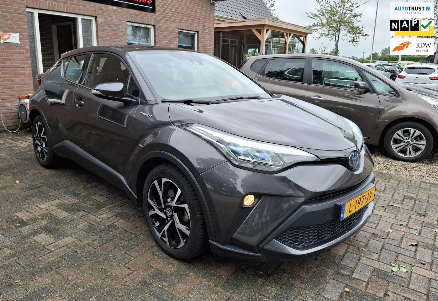 Toyota C-HR - 2.0 Hybrid Dynamic. Dealer onderhouden en zeer luxe o.a. carplay, camera, trekhaak, navi, - AutoWereld.nl