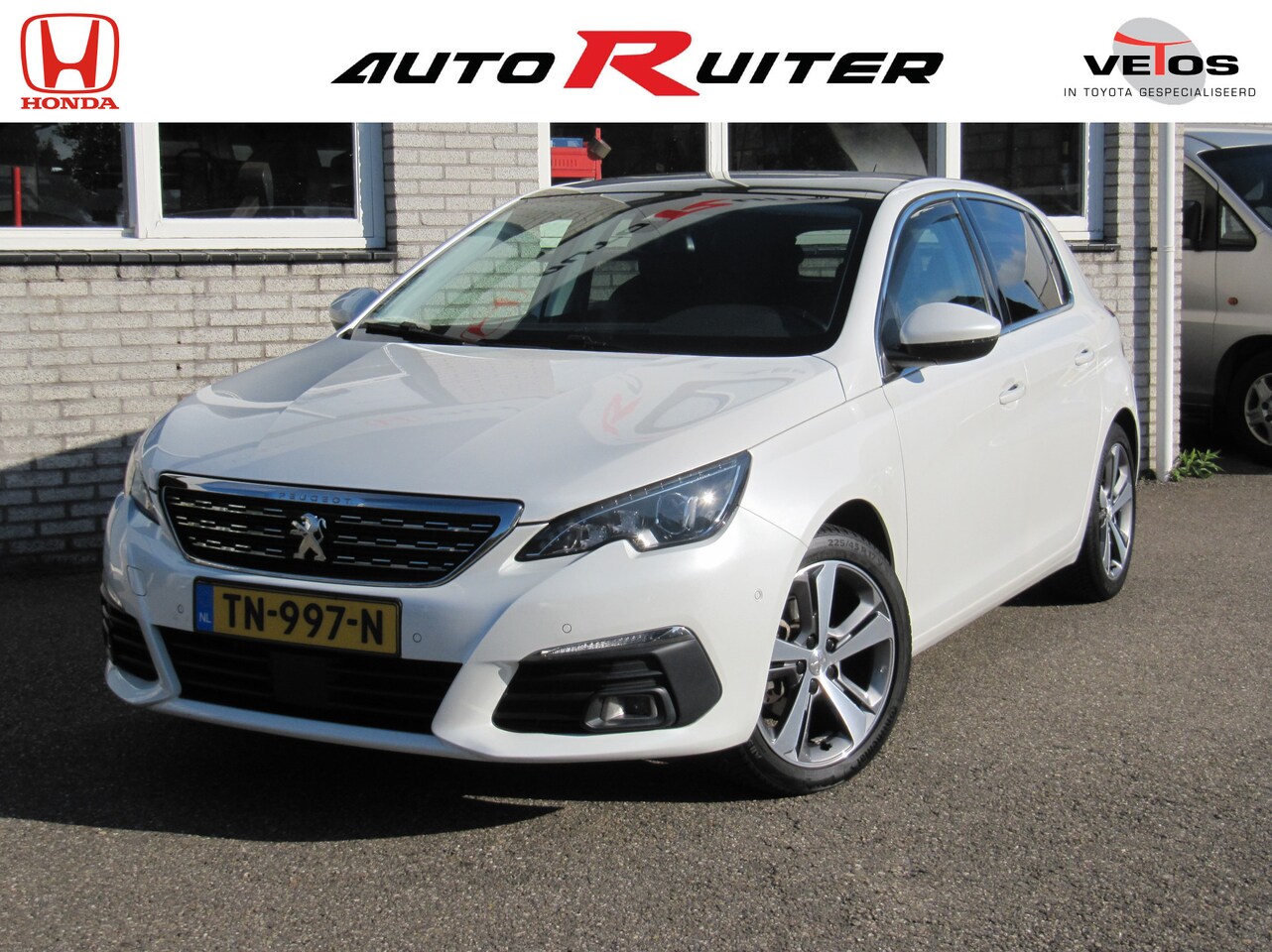 Peugeot 308 - 1.2 PureTech Allure panoramadak trekhaak leder - AutoWereld.nl