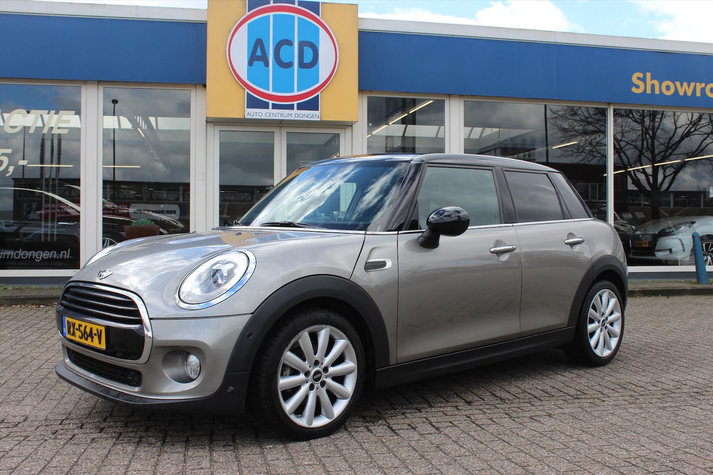 MINI Cooper - Mini 1.5 136pk Aut 5D Serious Business | PanoramaDak | Sport interieur | Led verlichting | - AutoWereld.nl