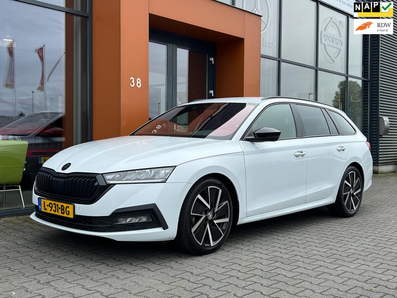 Skoda Octavia Combi - 1.5 e-TSI aut.|LED|Navi|Carplay|Trekhaak - AutoWereld.nl