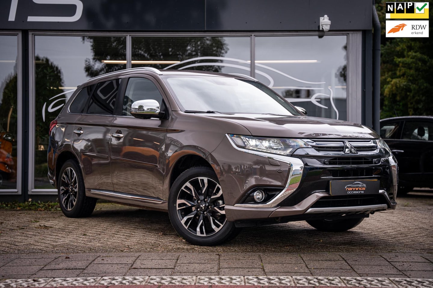 Mitsubishi Outlander - 2.0 PHEV instyle+|Adaptive Cruise|Massage|360 Cam|Navi|Pano|LED|Elektrische achterklep|Sto - AutoWereld.nl