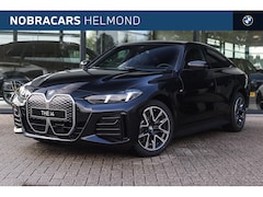 BMW i4 - eDrive35 M Sport / Achteruitrijcamera / Active Cruise Control / Stoelverwarming / Parking