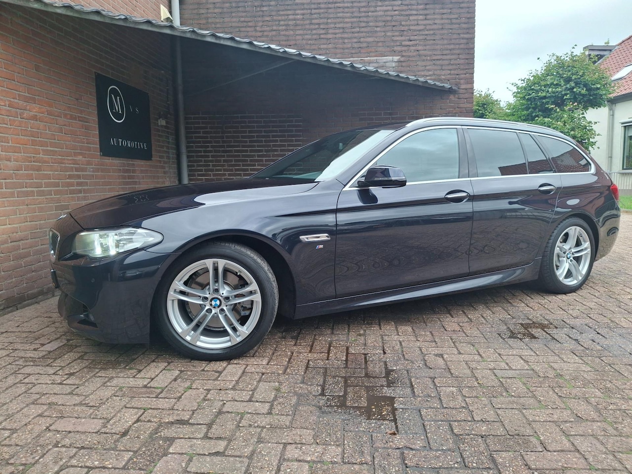 BMW 5-serie Touring - 520i M Sport 184PK Automaat / Navigatie / Led Verlichting / Bluetooth / Parkeer Sensoren / - AutoWereld.nl