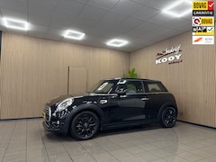 MINI Cooper - 1.5 Business * Automaat / Panoramadak / Navigatie / LM Velgen / NL Auto