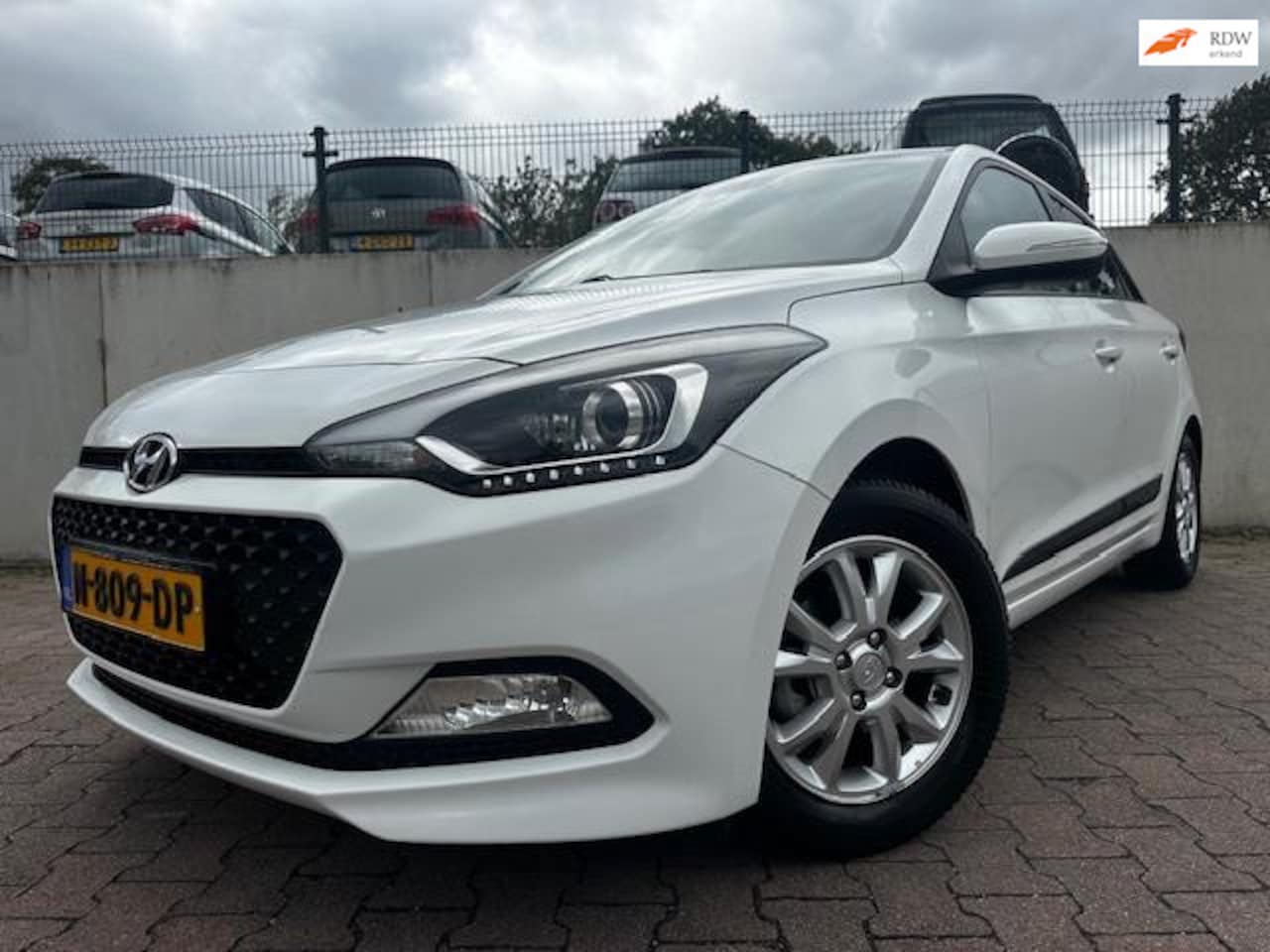 Hyundai i20 - 1.2 HP i-Motion/CRUISE/PDC/STUUR EN STOEL VERWARMING/APK 08-2026/ - AutoWereld.nl
