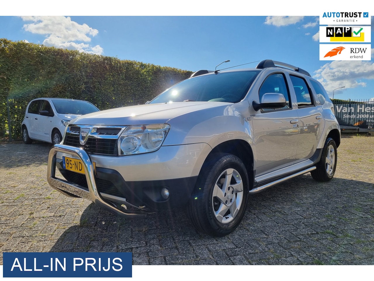 Dacia Duster - 1.6 Lauréate 2wd ✅NIEUWE APK ✅GARANTIE ✅TREKHAAK - AutoWereld.nl