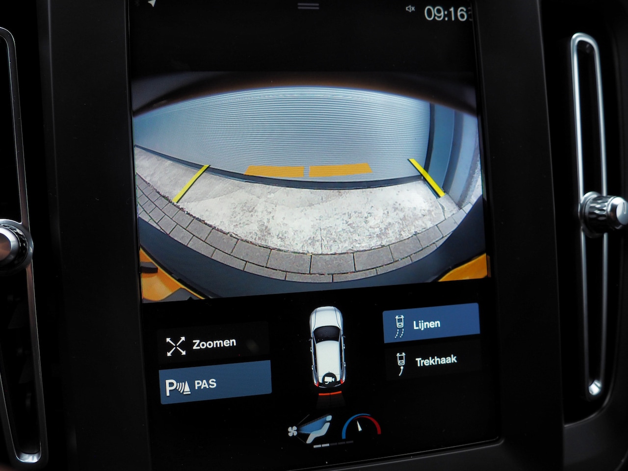 Volvo XC40 - 1.5 T3 AIRCO CRUISE NAVI KEYLESS CAMERA LM VELGEN