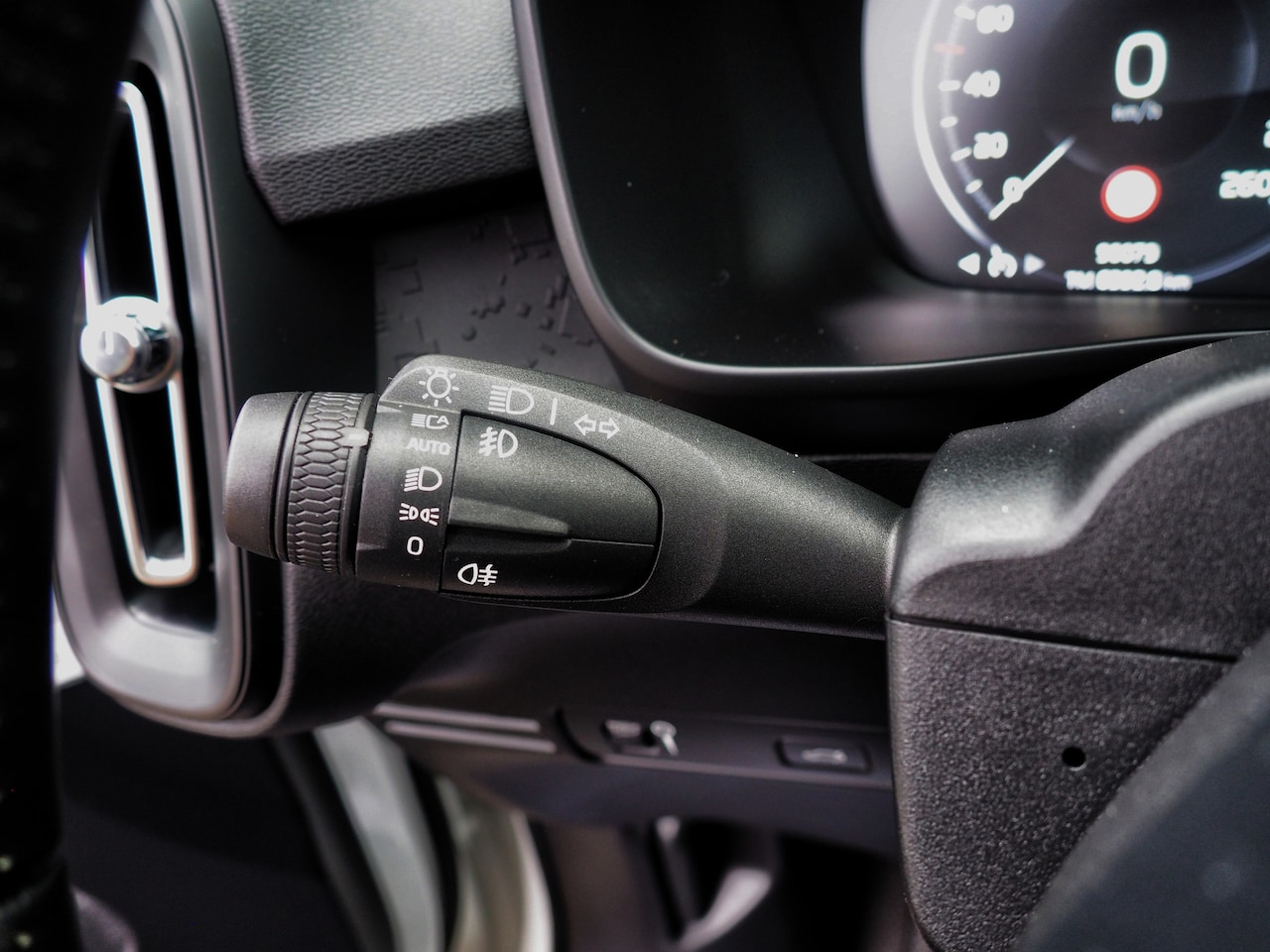 Volvo XC40 - 1.5 T3 AIRCO CRUISE NAVI KEYLESS CAMERA LM VELGEN