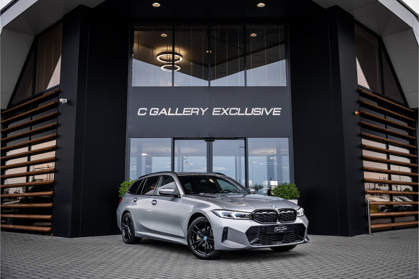 BMW 3-serie Touring - 330e xDrive - Panorama | H&K | Memory | 360 Camera | HUD - AutoWereld.nl
