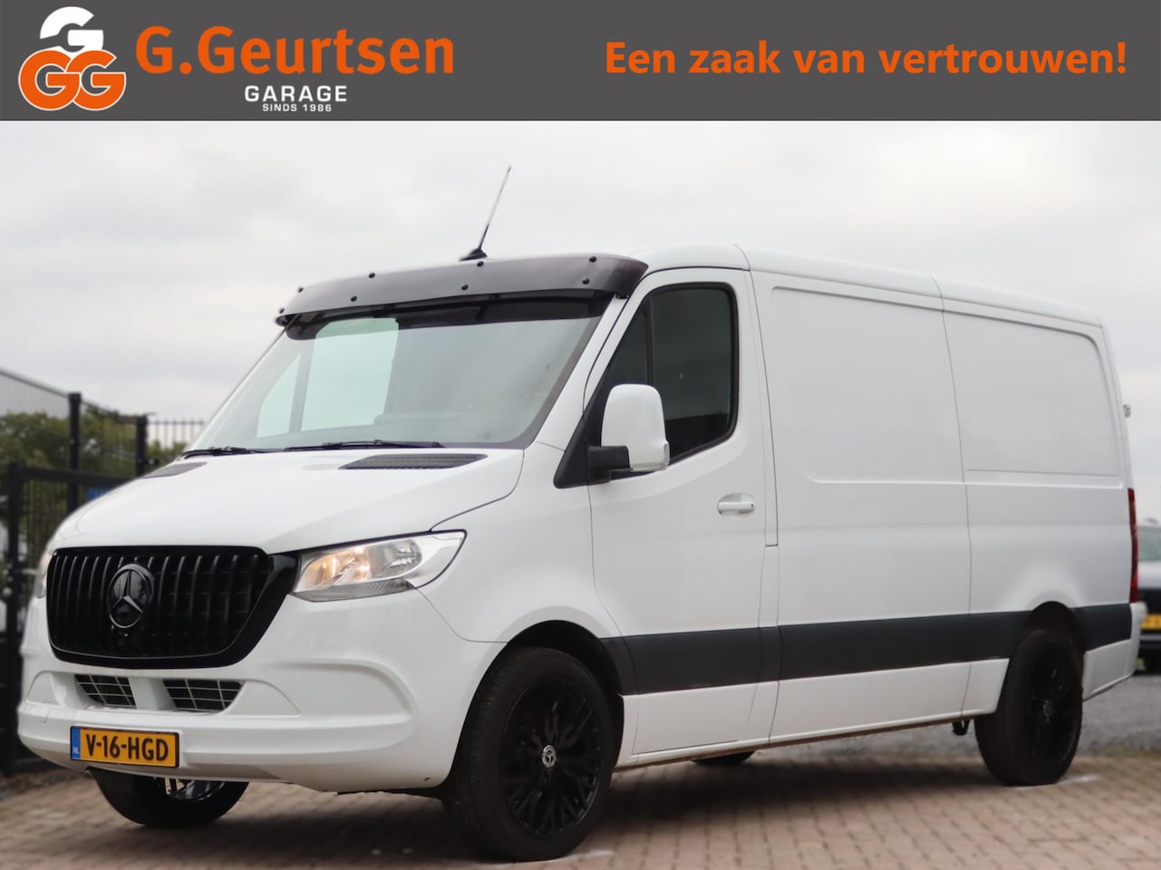 Mercedes-Benz Sprinter - 317 CDI 2.0 L2H1 Cruise Control, Navigatie, Camera, Leder, 3 Persoons, Climate Control - AutoWereld.nl