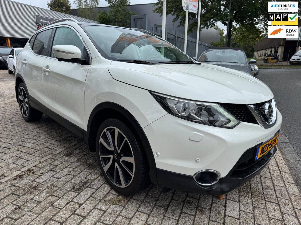 Nissan Qashqai - 1.2 Premier Edition panorama, cruise, elec pakket, camera, navi, trekhaak, multi-stuur, xe - AutoWereld.nl