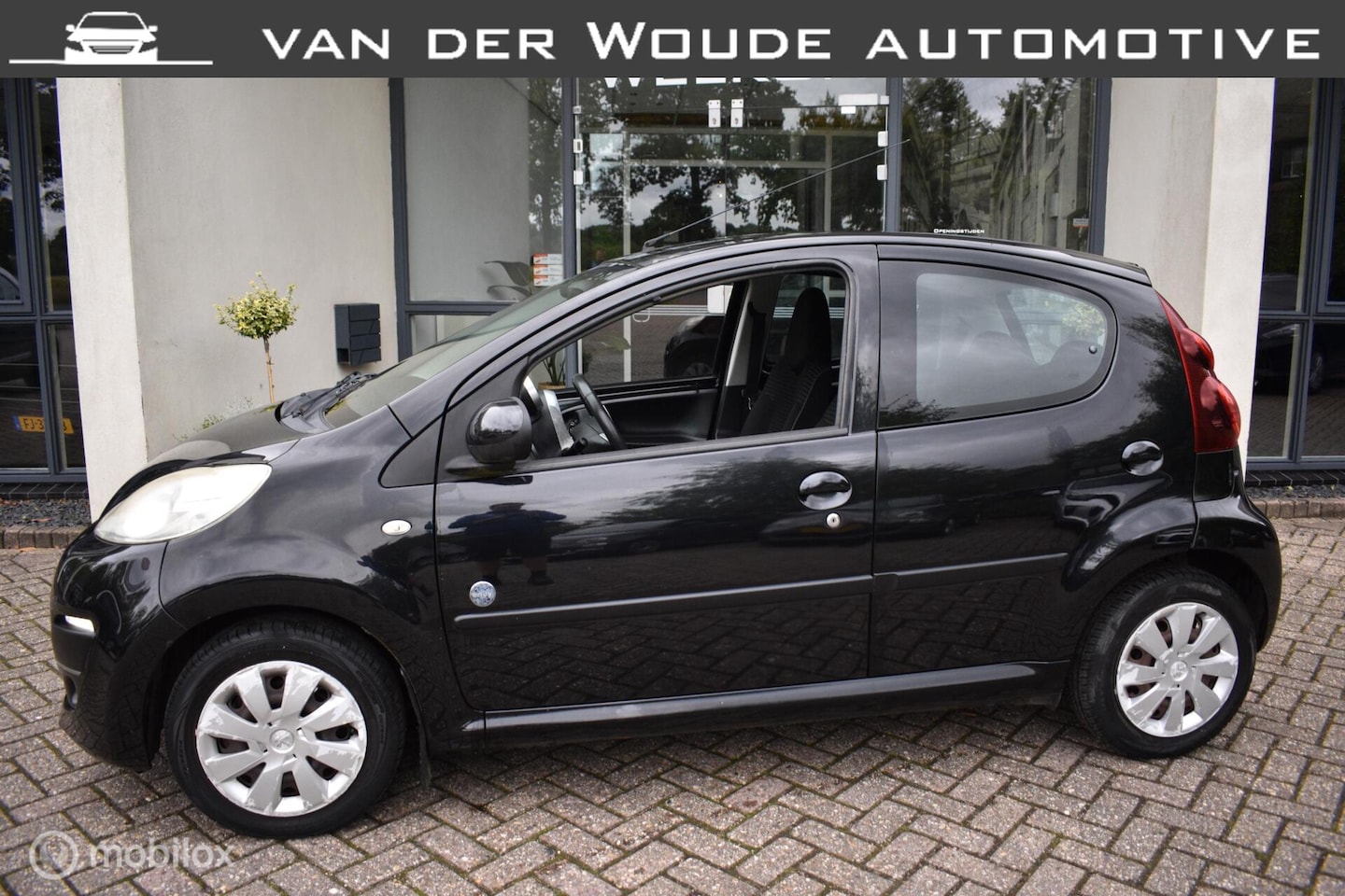 Peugeot 107 - 1.0-12V Black & Silver 2012 5DRS, Airco|LED - AutoWereld.nl