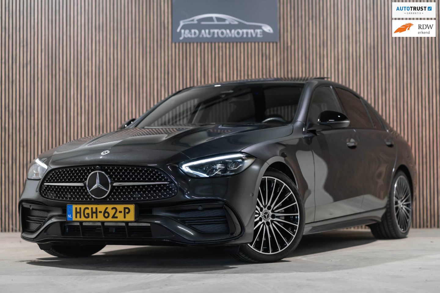 Mercedes-Benz C-klasse - 300 AMG Line 2023 LED PANO CAMERA KEYLESS - AutoWereld.nl